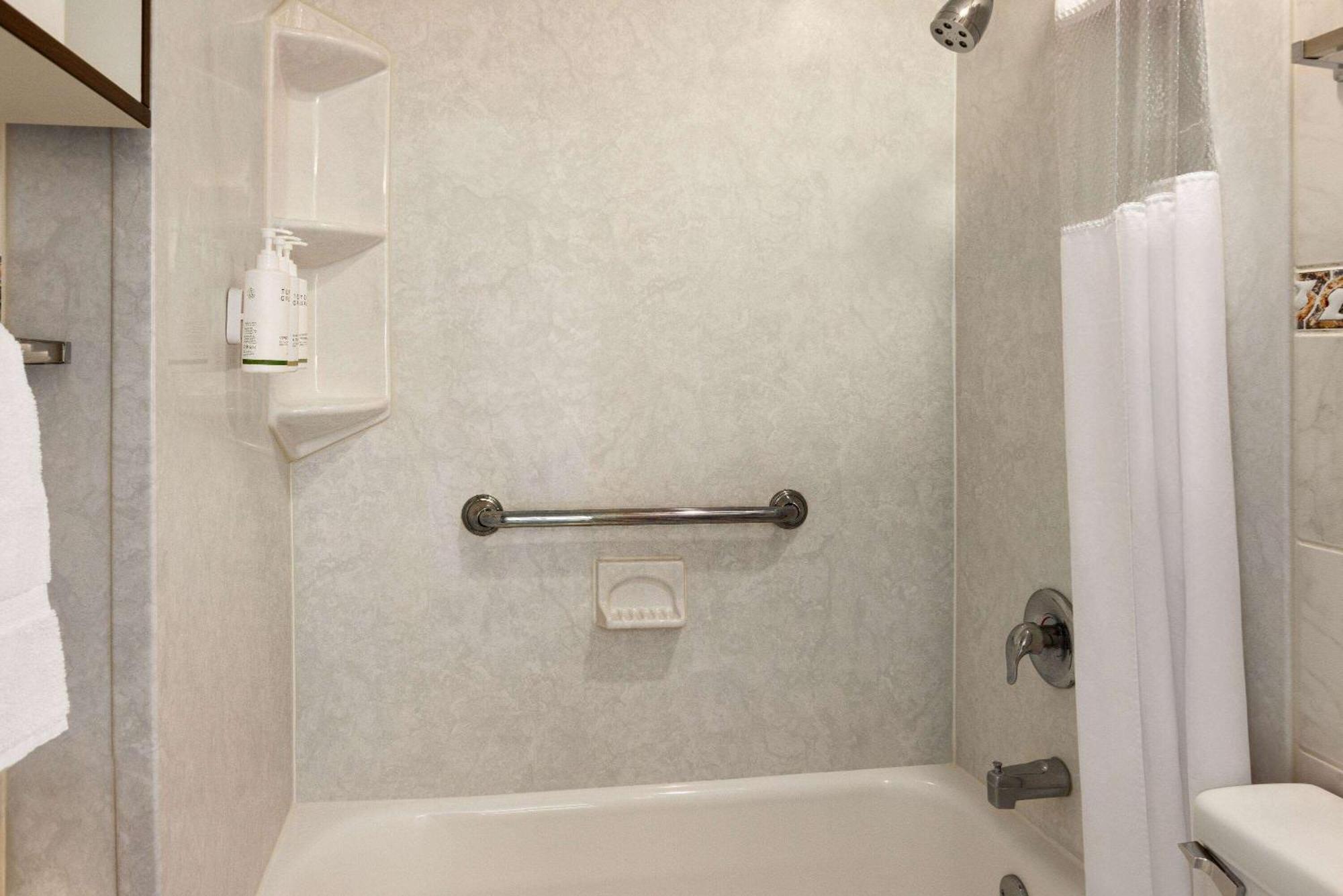 Howard Johnson By Wyndham Ocean Oceanfront 2*